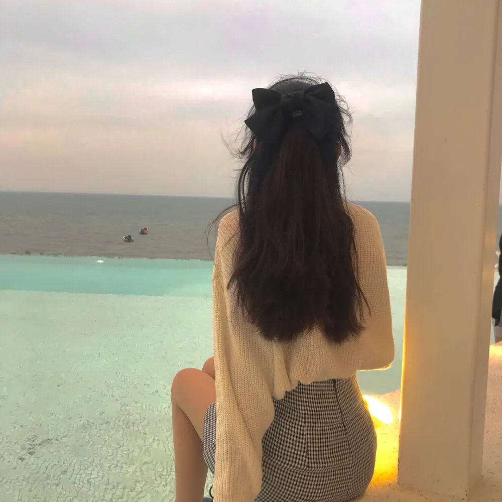 穿黄睡衣的女孩